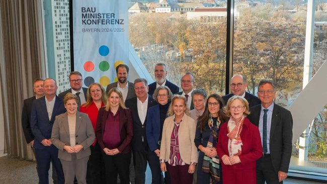 Die Teilnehmerinnen und Teilnehmer der 147. Bauministerkonferenz in Würzburg © StMB