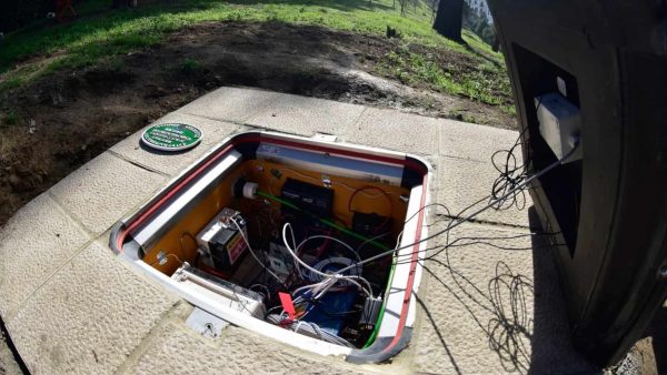 Bei der hochfrequenzgeeigneten Schachtabdeckung „FL60RF“ verfügt der Deckel über einen bereits vorgefertigten Raum für den Einsatz einer zusätzlichen Sendeantenne. © Fibrelite