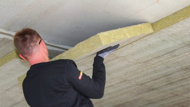 Bei einer Dämmstoffstärke von bis zu 16 Zentimetern genügt es, eine Schicht Klebemörtel auf den tragfähigen Untergrund aufzubringen und die Platten anzupressen. © Heck Wall Systems