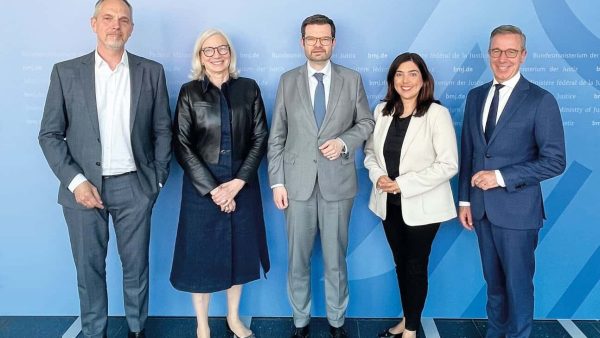 Gespräch zum Gebäudetyp-e (Einfach Bauen) am 17.05.2024 (v.l.n.r.): Martin Falenski, Hauptgeschäftsführer der Bundesingenieurkammer; Andrea Gebhard, Präsidentin der Bundesarchitektenkammer; Dr. Marco Buschmann, Bundesminister der Justiz; Aygül Özkan, Hauptgeschäftsführerin des ZIA Zentralen Immobilien Ausschusses; Dr. Tillman Prinz, M.A., Bundesgeschäftsführer der Bundesarchitektenkammer. © BIngK