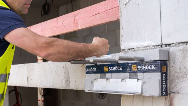 Bevor der Balkon angeschlossen wird, muss ein Teilset von Schöck Isokorb IQ K an der Geschossdecke angebracht werden. © Schöck Bauteile GmbH / Tom Bauer