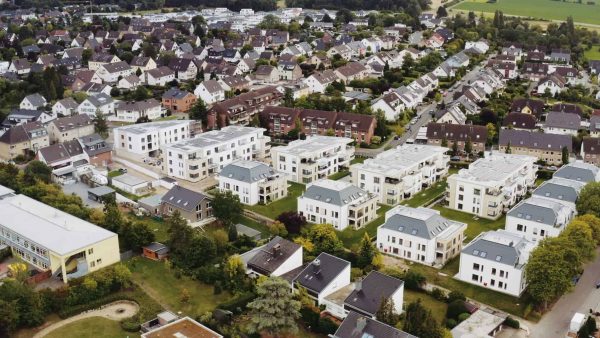Wärmekonzept für ein Quartier mit 12 Mehrfamilienhäusern: über eine Ringleitung werden die fünf Wärmezentralen der Gebäude gemeinsam versorgt. © Stiebel Eltron