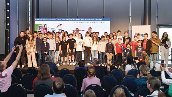 Alle Preisträgerinnen und Preisträger auf der Bühne im Technikmuseum | Foto: Torsten George/BIngK