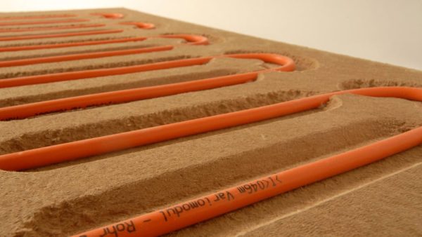 Das Lehmputz-Trockenbausystem von Naturbo verbindet Lehmputz, Flächenheizung für Wand und Decke sowie die Dämmschicht. © naturbo