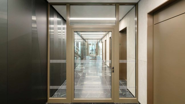 Brand- und Rauchschutztüren Schüco FireStop ADS 90 FR 30 und FR 90: Die Komplexität des Ensembles in Verbindung mit seiner offen gestalteten Architektur stellte an den Brandschutz höchste Anforderungen. © HGEsch // Nutzungsrecht: Schüco International KG