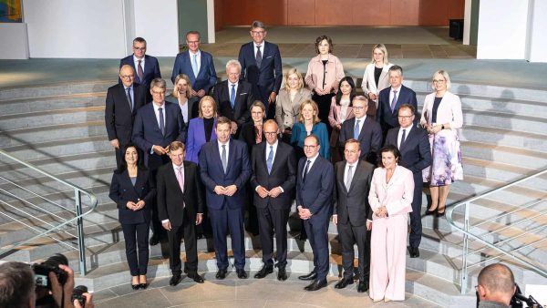 Die Bundesregierung nach der konstituierenden Kabinettssitzung am 6. Mai. In der rund 45-minütigen Sitzung wurde mit einem sogenannten Organisationserlass die Aufgabenverteilung innerhalb der Regierung geregelt. © Bundesregierung/Guido Bergmann