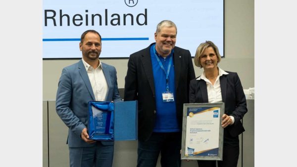 Cordula Helfrich (rechts) und Wilfried Helfrich (links) erhalten den QualitätsPreis Planer am Bau 2025/2026 von Dr.-Ing. Knut Marhold vom QualitätsVerbund © QualitätsVerbund Planer am Bau