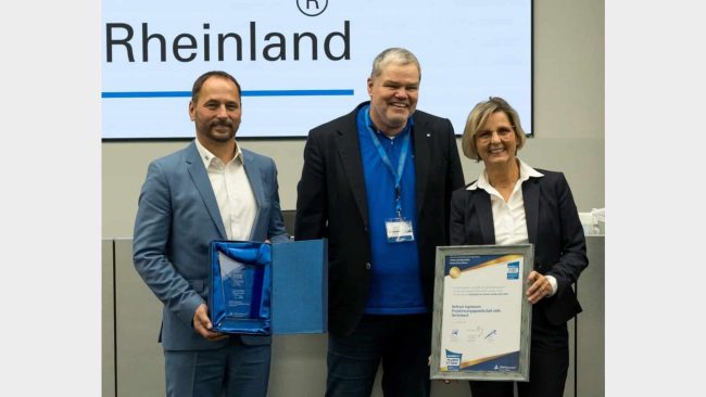 Cordula Helfrich (rechts) und Wilfried Helfrich (links) erhalten den QualitätsPreis Planer am Bau 2025/2026 von Dr.-Ing. Knut Marhold vom QualitätsVerbund © QualitätsVerbund Planer am Bau