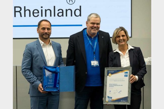 Cordula Helfrich (rechts) und Wilfried Helfrich (links) erhalten den QualitätsPreis Planer am Bau 2025/2026 von Dr.-Ing. Knut Marhold vom QualitätsVerbund © QualitätsVerbund Planer am Bau