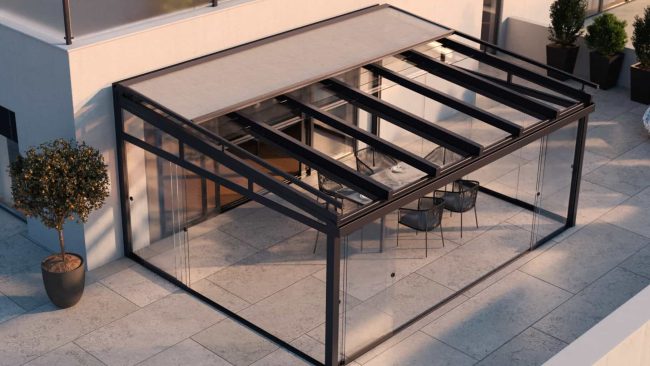 Da die Luft durch die geöffneten Fenster darunter optimal zirkuliert, sind Oberglas-markisen empfehlenswert. © TS-Aluminium-Profilsysteme GmbH & Co. KG