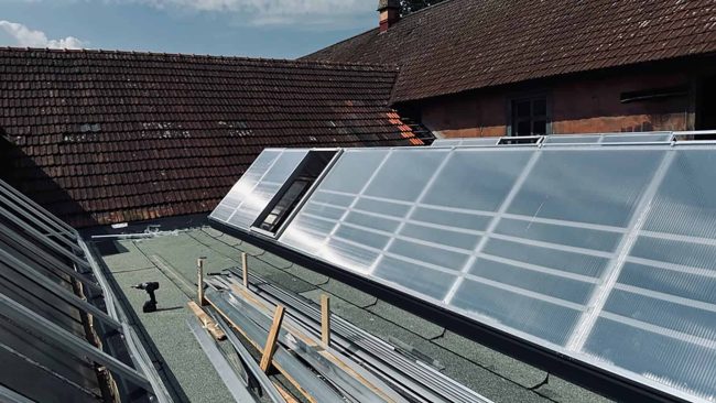 Damit sich die historische Halle in einen energieeffizienten, sicheren und atmosphärisch einzigartigen Veranstaltungsraum verwandeln konnte, setzte der Bauherr auf Sattellichtbänder in der Ausführung 45° mit opaler und klarer Verglasung. © Kingspan Light + Air