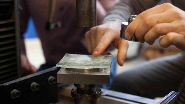 Das Bruchbild nach dem Biegeversuch: Reicht die Qualität der alten Fensterscheibe aus, um sie in neuen Mehrfachgläsern wiederzuverwenden? © Louis Dickhaut