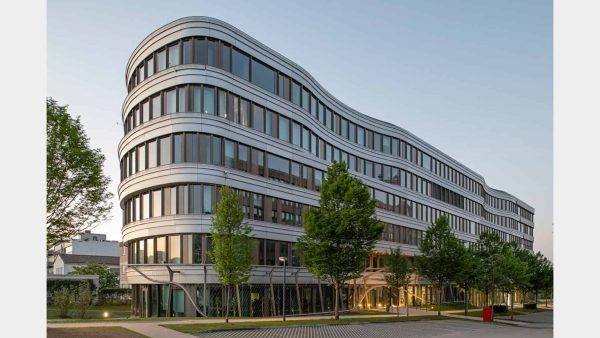 Das Bürogebäude Z2 auf dem Campus der Ed. Züblin AG in Stuttgart: Nach umfassender energetischer Sanierung wird das Gebäude mit dem DGNB-Zertifikat in Platin ausgezeichnet werden. © Züblin/Niels Schubert // Nutzungsrecht: Schüco International KG