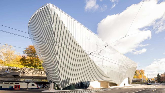 Das „Haus zum Falken“ von Santiago Calatrava am Zürcher Bahnhof Stadelhofen mit einer skulpturalen Glas-Metall-Fassade von BGT Bischoff Glastechnik und Aepli Metallbau. © Ingo Rasp