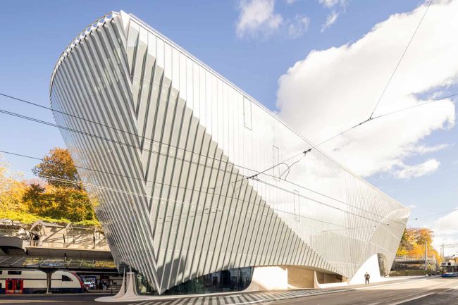Das „Haus zum Falken“ von Santiago Calatrava am Zürcher Bahnhof Stadelhofen mit einer skulpturalen Glas-Metall-Fassade von BGT Bischoff Glastechnik und Aepli Metallbau. © Ingo Rasp