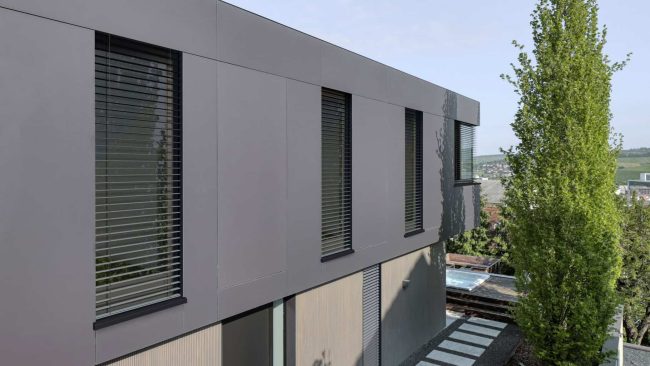 Das Laibungsmodul von Warema und Gutmann vereint Sonnenschutz, Absturzsicherung und Insektenschutz in einem montagefreundlichen System – für eine sichere Planung und effiziente Abläufe auf der Baustelle. © WAREMA