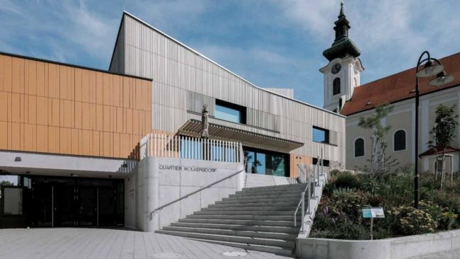 Das „Quartier Wolkersdorf“ präsentiert sich als neuer architektonischer Mittelpunkt im Ortskern – geprägt von seiner charakteristischen Tonality-Keramikfassade in verschiedenen Farben und Formen. © Michael Baumgartner | KiTO