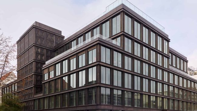 Das ehemalige Parkhaus hat eine bronzefarbene Metallfassade erhalten. Darin verbaut wurde das Sonnenschutzglas Climatop Cool-Lite Xtreme 70/33 von Saint-Gobain Glass. © Stefan Müller