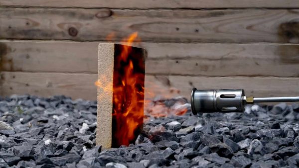 Das neue Material bietet hervorragenden Brandschutz. © Maximilian Ritter / aus R Kürsteiner et al. Chem Circularity 2026, CC BY 4.0