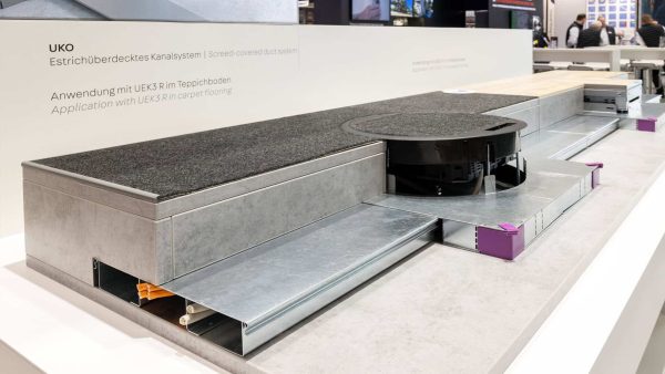 Das offene, estrichüberdeckte Kanalsystem ermöglicht eine strukturierte und effiziente Leitungsverlegung bereits vor den Estricharbeiten. © PohlCon