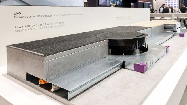 Das offene, estrichüberdeckte Kanalsystem ermöglicht eine strukturierte und effiziente Leitungsverlegung bereits vor den Estricharbeiten. © PohlCon