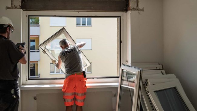 Demontage: Im Pilotprojekt „Windows of Opportunities“ wurden alte Fenster für die Rückführung in den Materialkreislauf vorbereitet. © Institut Konstruktives Entwerfen, ZHAW