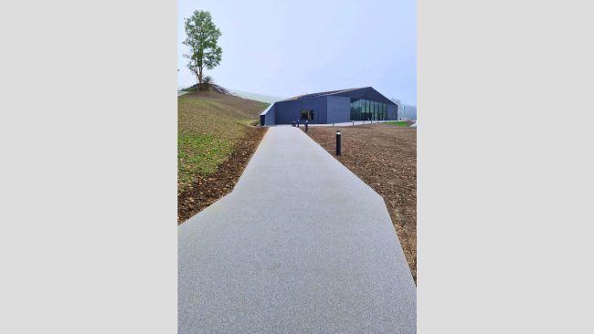 Der Erweiterungsbau ist eröffnet: Modernes Museum macht innerdeutsche Teilung mit innovativer Ausstellung und Blick auf historische Grenzreste erlebbar. © Landkreis Hof