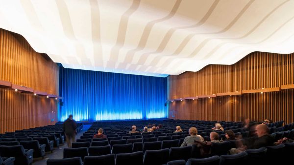 Der Kinosaal bleibt in seiner ursprünglichen Gestaltung und mit den Materialien der frühen 1960er-Jahre erhalten. Die wellenförmige Akustikdecke wurde mit einer nichtbrennbaren Steinwolle-Dämmung auf ihrer Rückseite zukunftsfähig gemacht. © ML Preiss, Deutsche Stiftung Denkmalschutz, Bonn