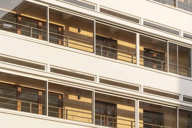 Der Zwischenraum wird als Wintergarten genutzt und erweitert die Wohnungen nach außen. Zudem erhöht er als Schall- und Klimapuffer die Wohnqualität maßgeblich. © Schnepp Renou