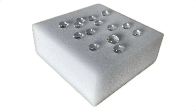 Der hydrophobierte Melaminharz-Schaumstoff Hanno-Tect-G+-phob bleibt nahezu trocken: Pro Quadratmeter nimmt er lediglich 23 Gramm Wasser auf. © Hanno Werk GmbH & Co. KG