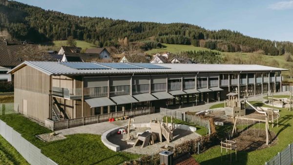 Der langgestreckte Baukörper des Kindergartens Sterntaler erinnert an eine traditionelle Schwarzwaldscheune. Diese „Kinderscheune“ soll Schutz und Geborgenheit vermitteln – und zugleich Offenheit. © MHZ, Raissa Axmann