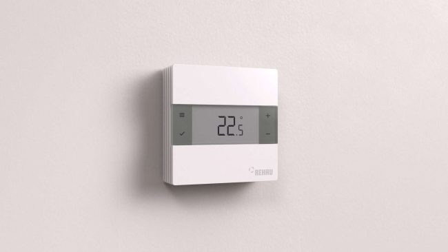 Der neue Raumregler NEA verfügt über eine automatische Fenster-offen-Erkennung – bei erkanntem Temperaturabfall schaltet die Heizung temporär ab, um Energie zu sparen. © REHAU