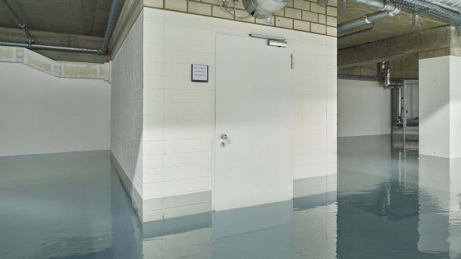 Die einflügligen Stahl-Objekttüren D65 OD und H3 OD von Hörmann sind optional hochwasserbeständig bis 900 Millimeter Wasserstand. © Hörmann