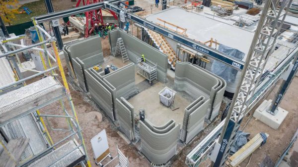 Die 3D-Druckarbeiten an den drei Mehrfamilienhäusern führt PERI 3D Construction mit ihrem Komplettsystem und einem zwei- bis dreiköpfigen Team durch. © Heidelberg Materials AG I Philipp Reimer