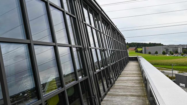 Die 45 Millimeter breiten Stahlprofile von Forster sorgen in der Schrägfassade im Attikageschoss für Wärmedämmung auf Passivhaus-Niveau. © Huber Kontech AG