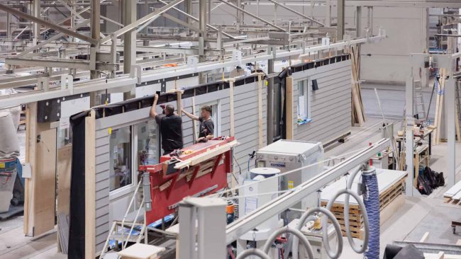 Die Paneele werden in der Fabrik als klassische Stülpschalung auf die vorbereiteten Module geschraubt. Cedral liefert hierfür auch abgestimmtes Systemzubehör wie Befestigungsmittel oder Profile. © Etex Germany Exteriors / Dennis Neuschaefer-Rube