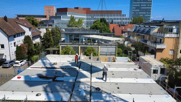 Die DX-Fertigdecken sind circa 40 Prozent leichter als aufbetonierte Filigrandecken. Die sonst übliche Betonvergussmenge auf der Baustelle reduziert sich um circa 90 Prozent. © Dennert