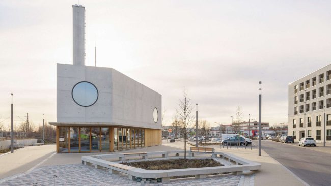 Die Energiezentrale in Freising-Süd erinnert eher an eine moderne Kirche als an einen nüchternen Funktionsbau für Heizungstechnik. © Sebastian Schels