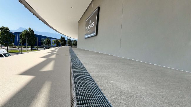 Die Entwässerung sollte als durchgängige Linie harmonisch in das gestalterische Gesamtkonzept integriert werden. Technisch umsetzbar war dies nur, durch die Sonderanfertigung der notwendigen Revisionskästen durch BG-Graspointner. © BG-Graspointner