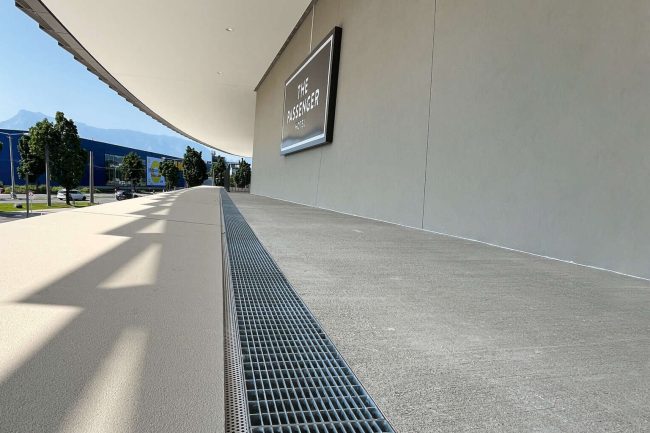 Die Entwässerung sollte als durchgängige Linie harmonisch in das gestalterische Gesamtkonzept integriert werden. Technisch umsetzbar war dies nur, durch die Sonderanfertigung der notwendigen Revisionskästen durch BG-Graspointner. © BG-Graspointner