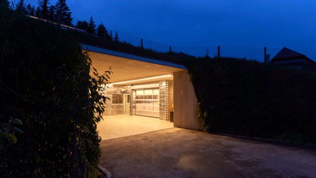 Die Garage besteht aus einem offenen und einem durch ein Hörmann Industrie-Sektionaltor separierten Teil. © Hörmann/Laura Thiesbrummel