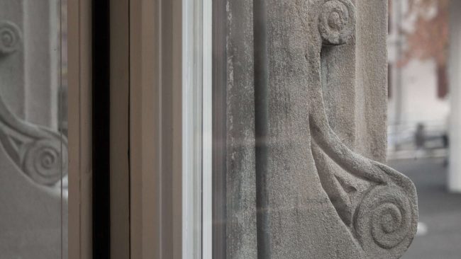 Die Holzmanufaktur Swiss AG zeigt, wie anspruchsvolle Fenstersanierung gelingt: Restaurierte historische Rahmen treffen auf zeitgemäße Isolierverglasung mit Swisspacer Abstandhaltern im Randverbund. © Swisspacer