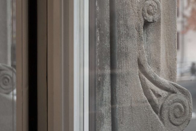 Die Holzmanufaktur Swiss AG zeigt, wie anspruchsvolle Fenstersanierung gelingt: Restaurierte historische Rahmen treffen auf zeitgemäße Isolierverglasung mit Swisspacer Abstandhaltern im Randverbund. © Swisspacer