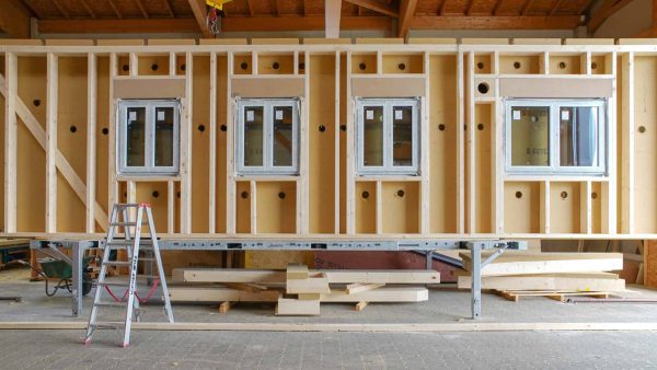 Die Holzwände wurden im Werk unter kontrollierten Produktions- und Witterungsbedingungen hergestellt. © Leipfinger-Bader