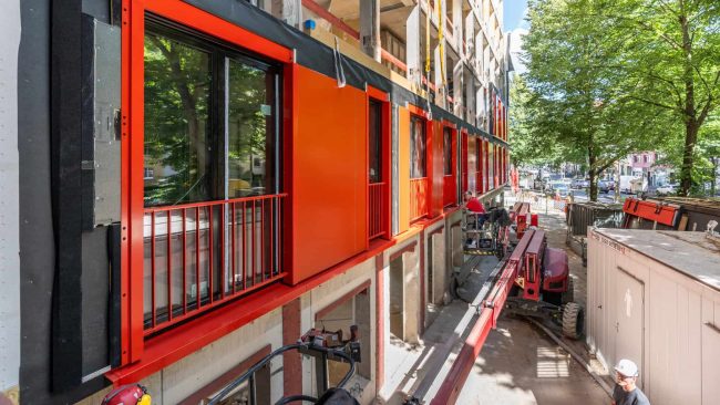 Die Kombination aus Holzbauweise und Vorfertigung ermöglicht ressourcenschonendes Bauen in urbaner Lage. © Brüninghoff