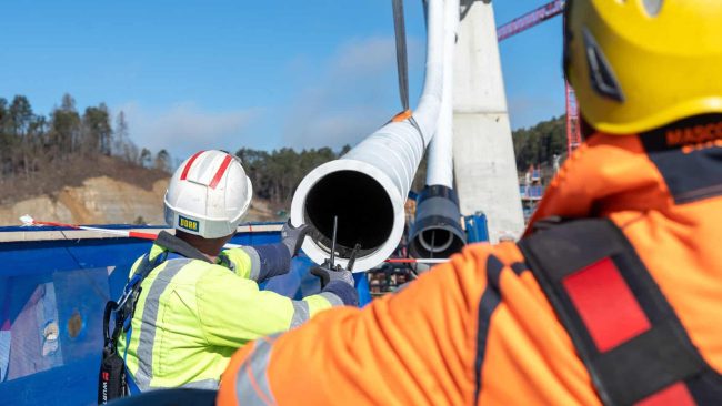 Die Schrägseile übernehmen eine zentrale Tragfunktion und verbinden Überbau und Pylone. Ihre Montage erfordert höchste Präzision und exakte Abstimmung. © PORR