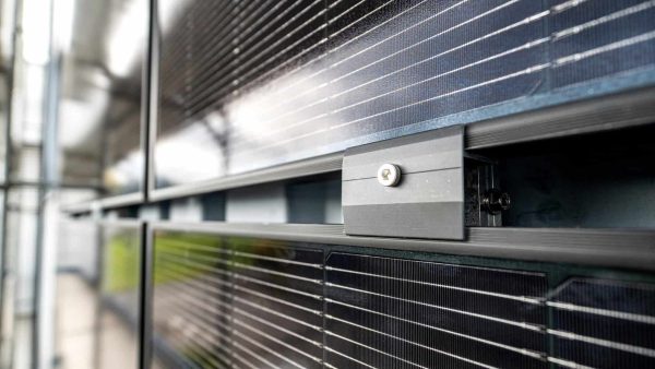 Die SnapSolar-Montagelösung ermöglicht eine präzise Befestigung von Photovoltaikmodulen an der Fassade (Building Attached PV) und unterstützt eine reproduzierbare Ausführung unter Baustellenbedingungen. © SFS