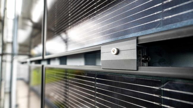 Die SnapSolar-Montagelösung ermöglicht eine präzise Befestigung von Photovoltaikmodulen an der Fassade (Building Attached PV) und unterstützt eine reproduzierbare Ausführung unter Baustellenbedingungen. © SFS