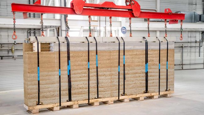 Die Stampflehmwand von Leipfinger-Bader bildet einen wichtigen Bestandteil des Sanierungsprojekts in Straubing. Sie wurde unter kontrollierten Bedingungen im Werk vorgefertigt. © Foto: Leipfinger-Bader