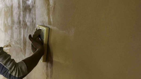 Die Verarbeitung des Lehmputzes erwies sich als unkompliziert. Zum Einsatz kam handelsübliches Baustellenequipment. © Rolf Sturm